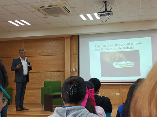 LOS SUEÑOS, EL PILAR DE LA ESPERANZA; Omar Armendáriz cuenta cómo nació Smokehouse en la semana académica de la Universidad Autónoma de Chihuahua.