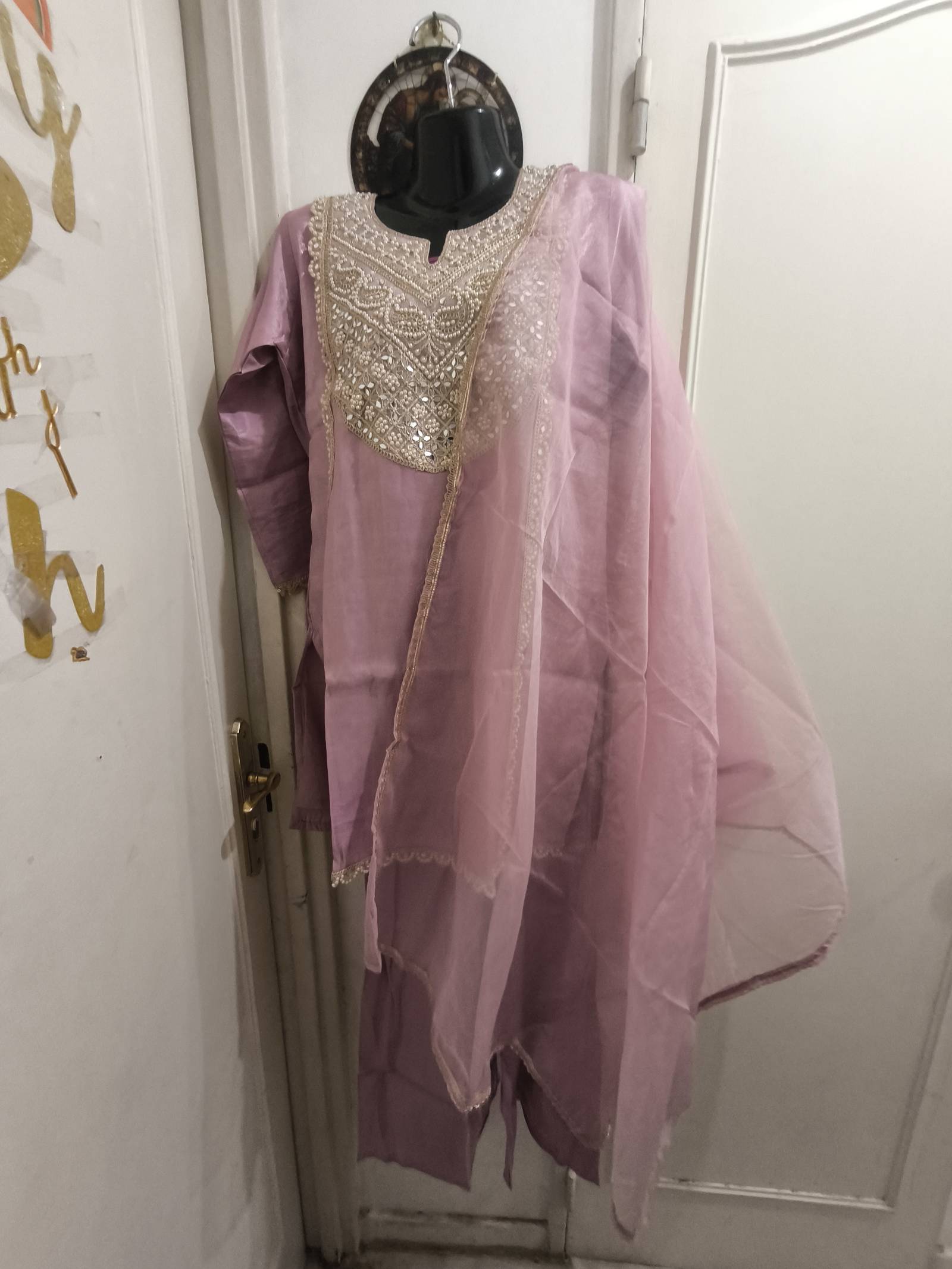 Ensemble traditionnel violet avec broderies dorées
