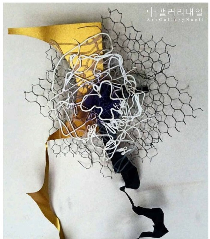 HIDETO IMAI, No.1182 Mother's Day, A woman concerned about her belt, 혼합 매체, 25 × 25 cm, 2025