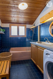 Grande baignoire pour se relaxer après une virée en moto dans les montages des Aravis