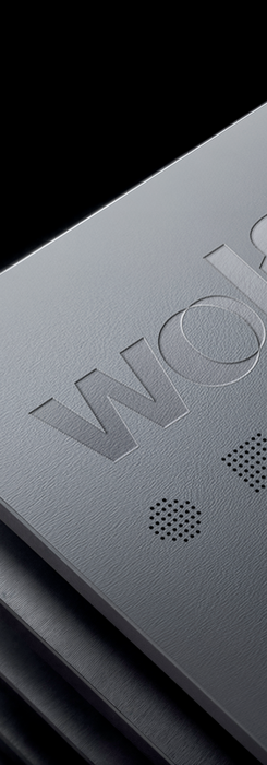 Identidade visual da Wolfex Design aplicada em materiais de branding, com logotipo verde e branco em embalagem, pasta corporativa, smartphone e peças institucionais sobre fundo escuro.