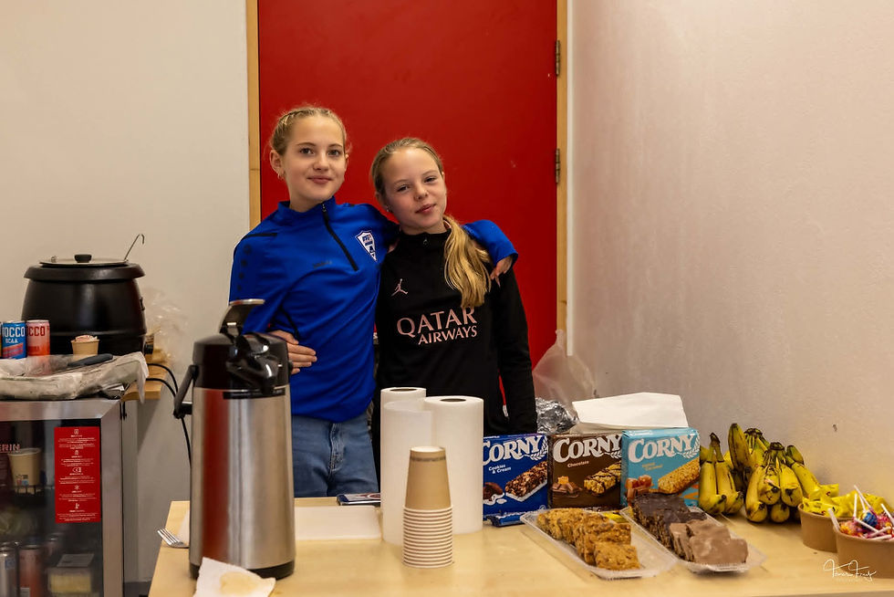 Telma Dís og Ellen Alexandra eru alltaf tilbúnar í sjoppuvakt