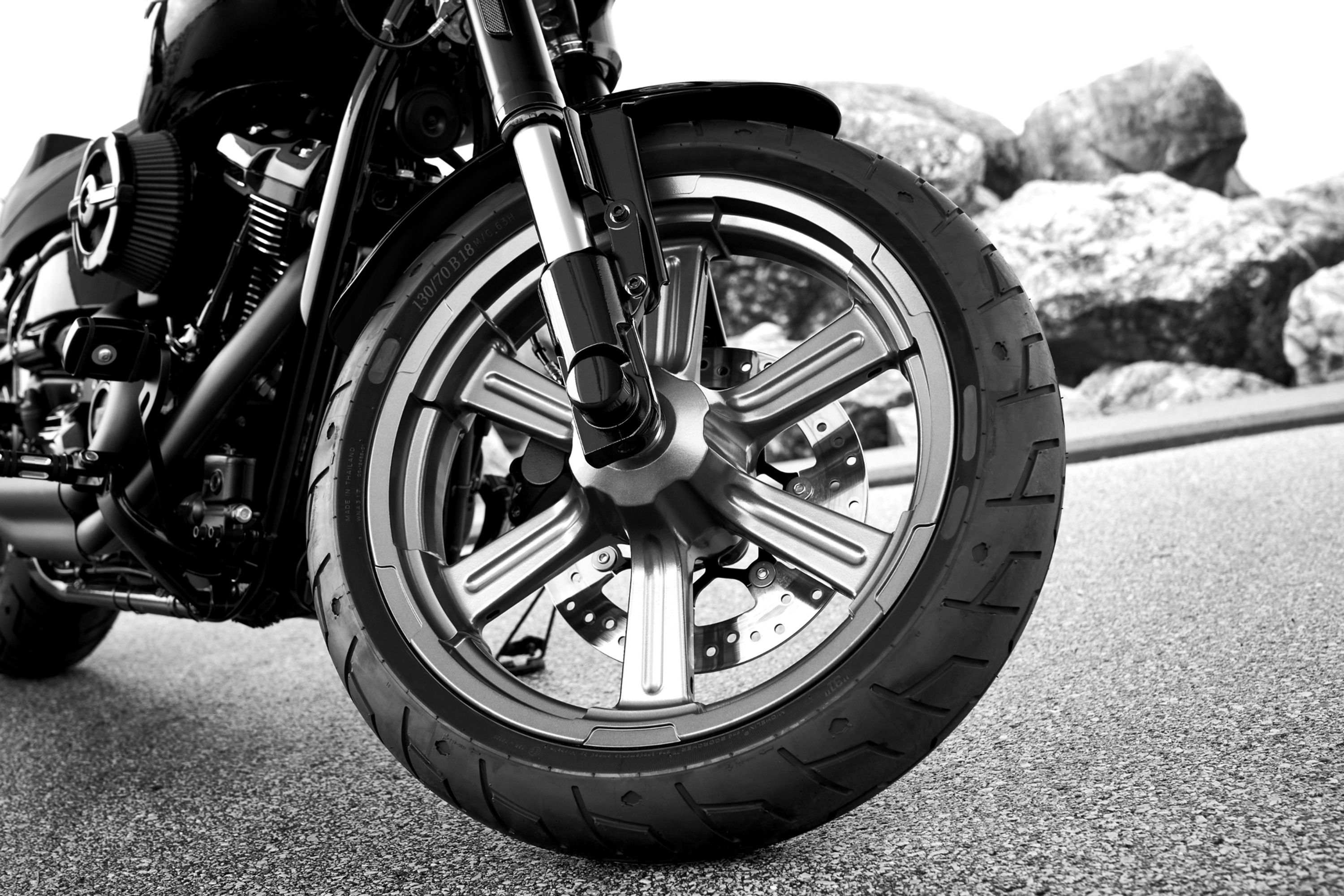 CORSO IN MOTO SU STRADA