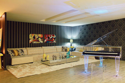 Corpo de Piano em acrílico; inox; piano de acrílico