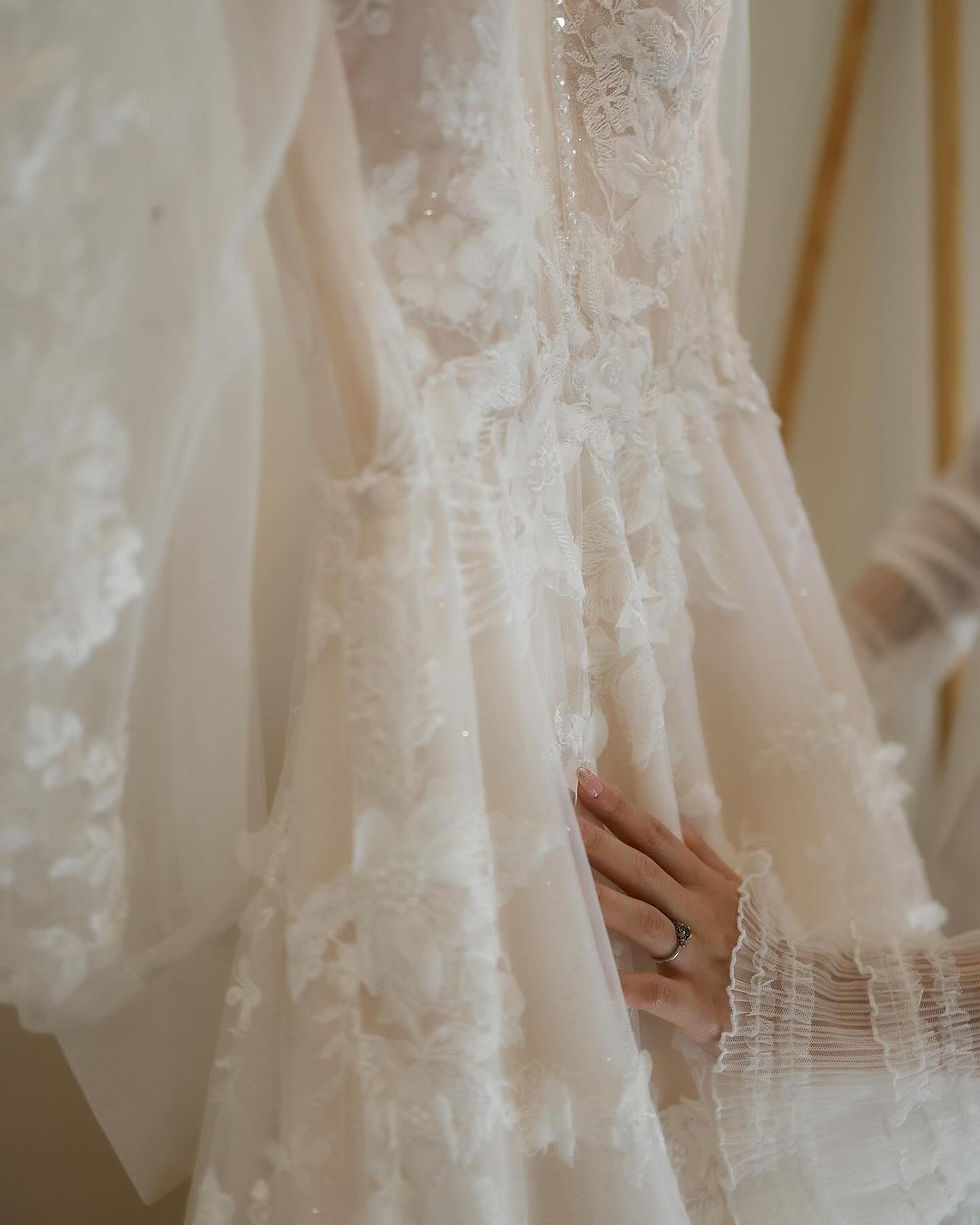Miniatura: Allure Bridals