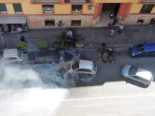 Auto in fiamme al Vomero: sul posto forze dell'ordine e vigili del fuoco