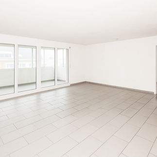 Leerer Raum mit natürlichem Licht, bereit für professionelles Homestaging und Immobilienfotografie.