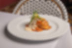 Pechuga de pollo rellena de rajas: en salsa de cuatro quesos, con fideo seco y salteado de cebolla con esquites tatemados.