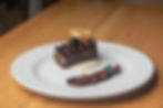 Brownie dos texturas: con buttercream de chocolate con frutos salvajes.