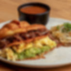 CROISSANT RELLENO DE BARBACOA Y HUEVO.