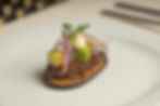 Tlayudita azul de barbacoa de pato: con aguacate en escabeche y mantequilla de rancho. (15 g).
