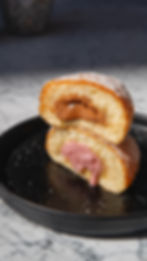 PIEZA DE PAN DULCE RELLENO.