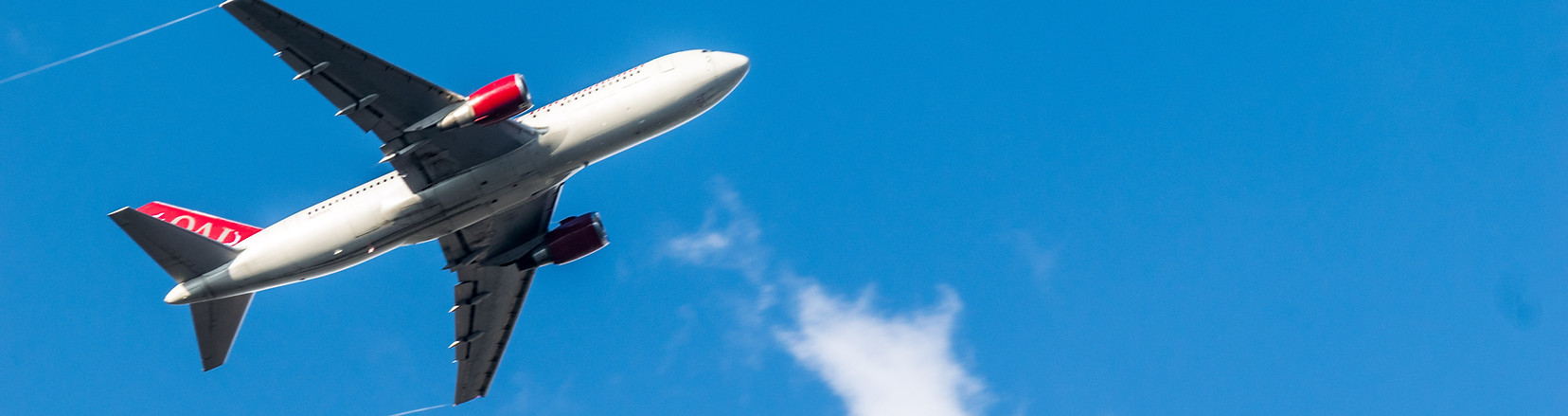 Avião voando no céu azul