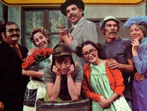 Na foto se encontra os amigos da vila do seriado "Chaves". Entre eles Seu barriga e dona Florinda a esquerda, Professor Girafales e Chaves ao meio da imagem e Chiquinha, Seu Madruga e Dona Clotilde a direita.