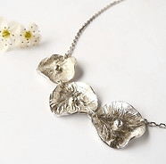 Colier de mariage champêtre avec trois fleurs en argent