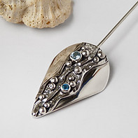 Broche fine d'artisan bijoutier en argent et pierre fine P1140222