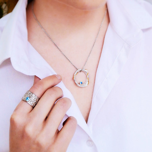 HOOP NECKLACE WITH NANO BLUE TOPAZ IN STERLING SILVER perre