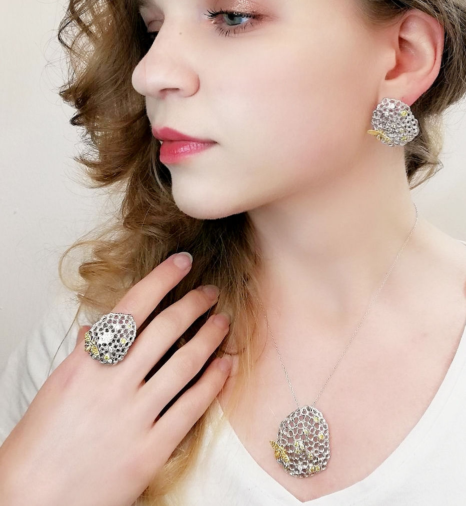 Thumbnail: BEE ON HONEYCOMB RING IN STERLING SILVER WITH CITRINE PIECES