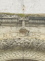 Detalle de calavera y cruz