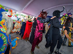 Mecos tradicionales bailando