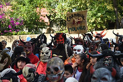 Mecos con máscaras tradicionales