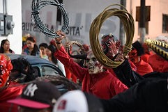 Mecos mostrando la tradicional "reata"
