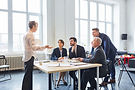 Ledningssystem för informationssäkerhet grupp diskuterar.jpg