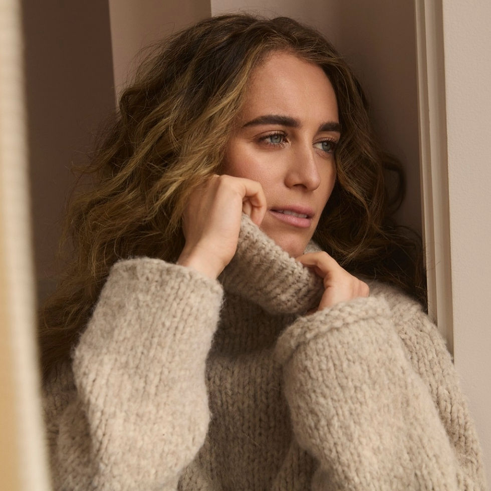 หวานขม เศร้าโดนใจ “Chloe Stroll” ปล่อยซิงเกิลใหม่ “Love in the Dark” เพลงรักที่เลือกจากลาเพื่อรักษาความทรงจำ