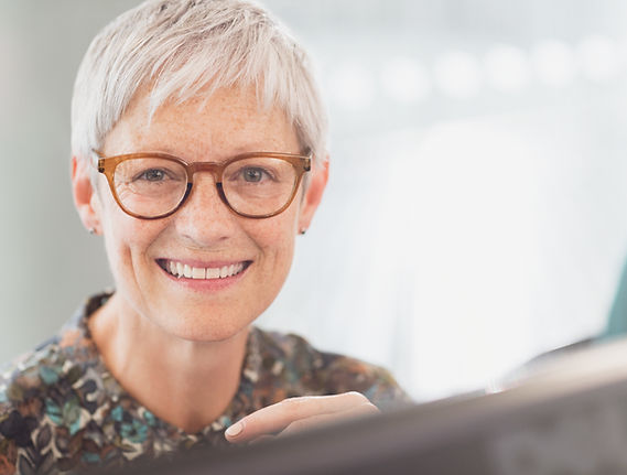 Retrato de una mujer mayor atractiva