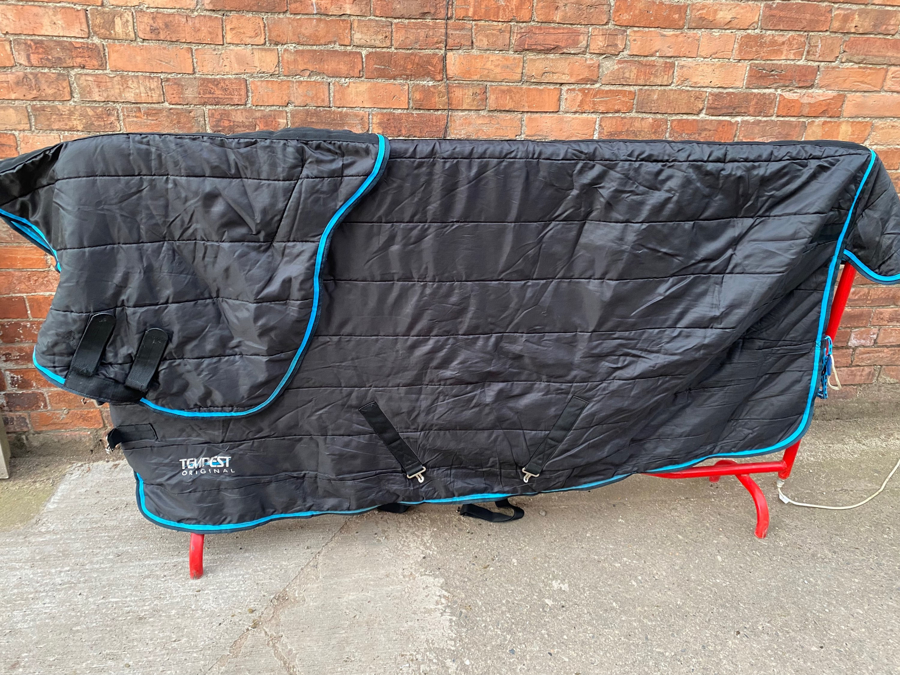 6’9 Shires tempest 200g stable rug with detachable neck cover 