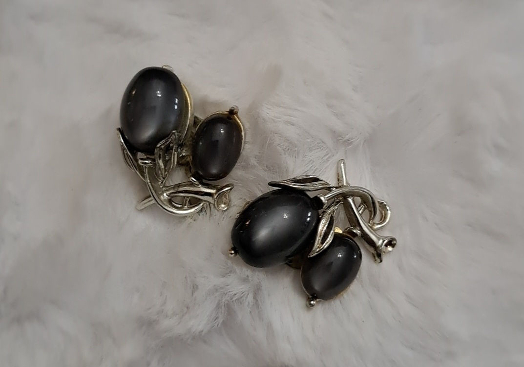 Vintage Clip On Earrings 