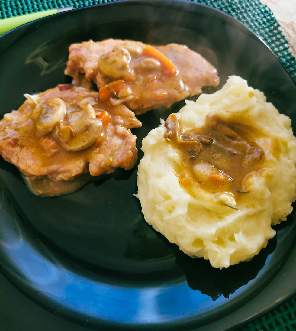 steaks-in-gravy-sauce-with-mushrooms-in-black-plate