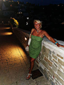 Helena in a green dress at night