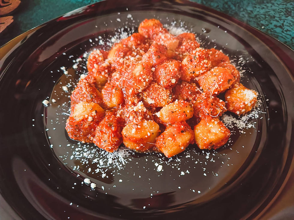 gnocchi-in-tomato-basil-sauce-served-in-black-plate