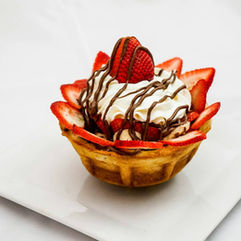 Puffed-Baskets-with-Strawberries-Apples-Honey-and-Mascarpone