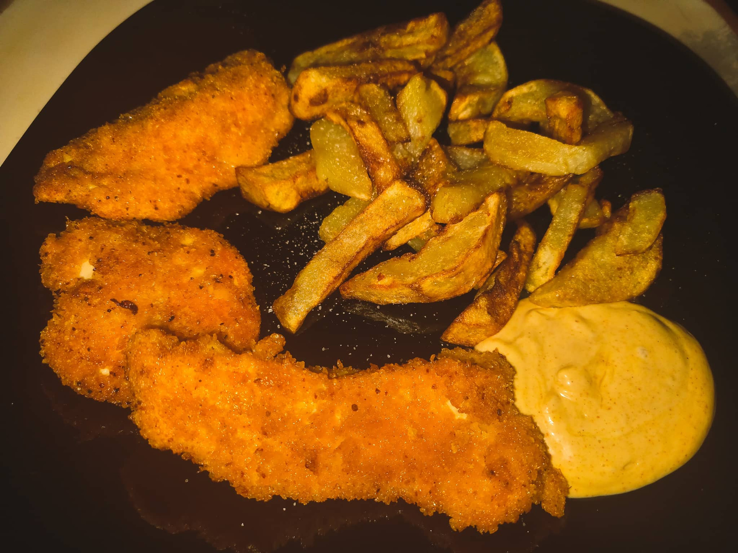 Crispy Chicken fillets with creamy Sauce