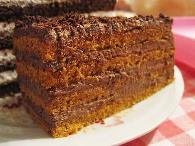 Griliash-cake-with-hazelnuts-dessert-in-white-tray