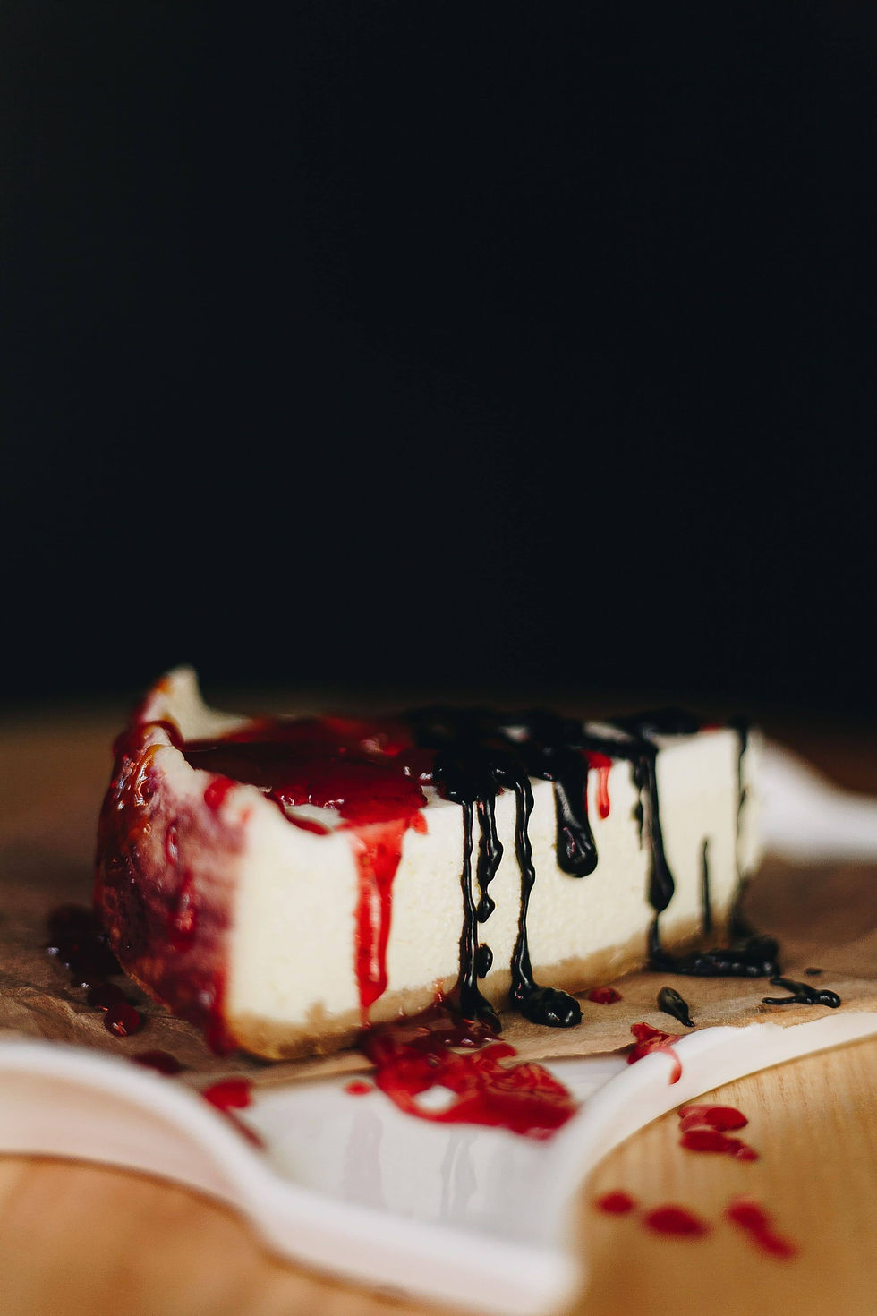 black-forest-cheesecake-with-chocolate-glaze-and-cherries