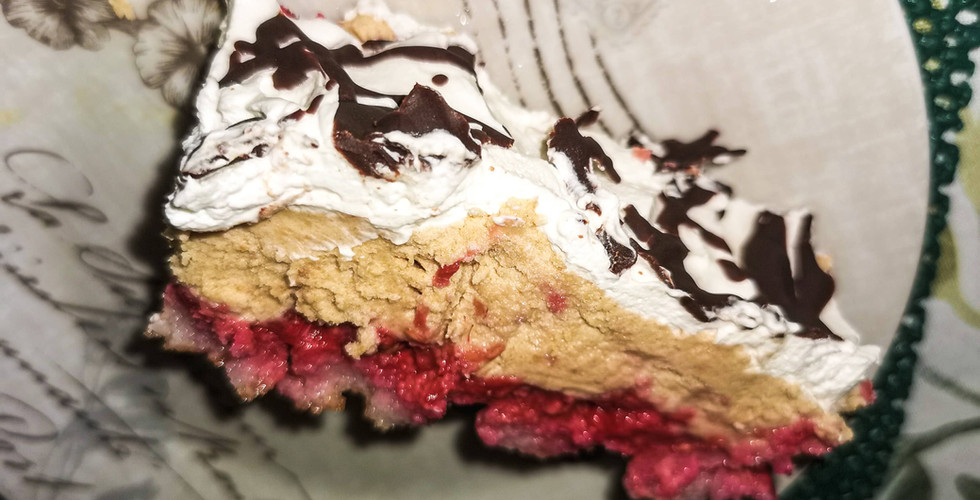 Cake-with-Raspberries-and-Plasma-biscuits