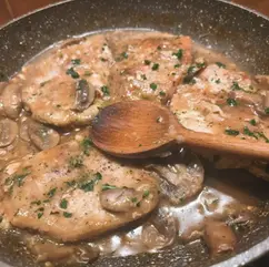 Soft-Pork-fillets-in-Wine-and-Porcini-sauce-with-Mushrooms