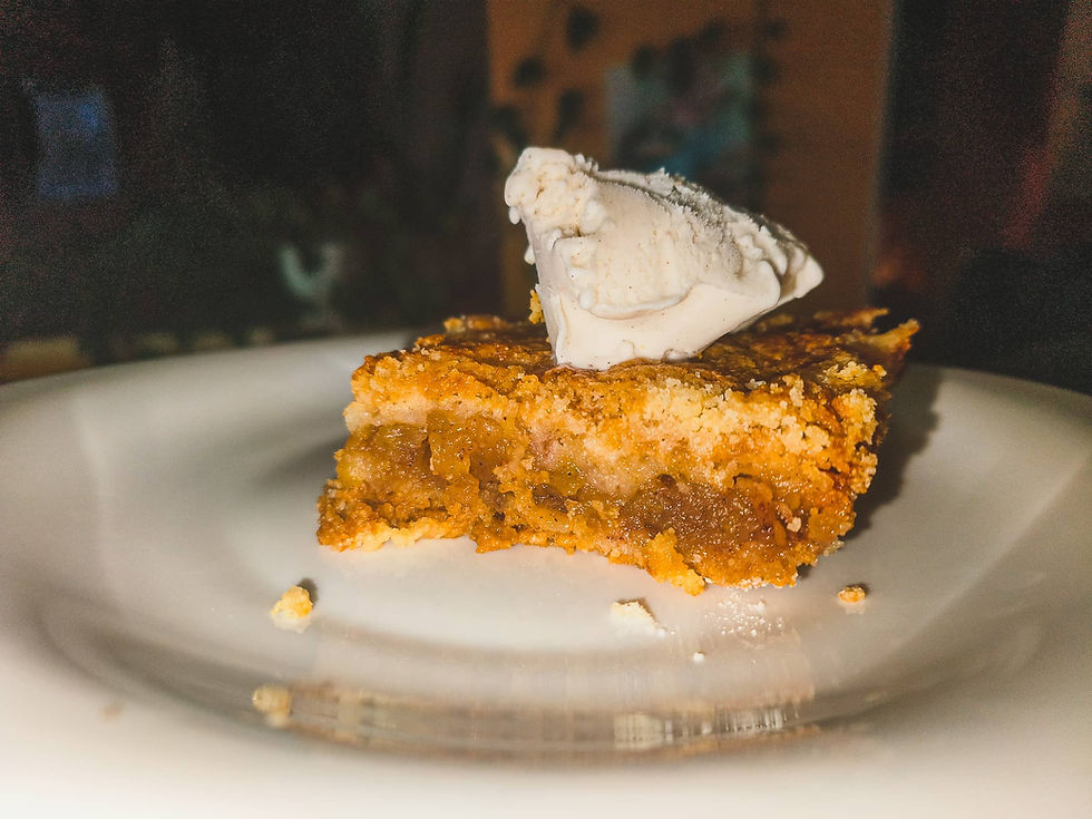 crumble-apple.cake-with-ice-cream