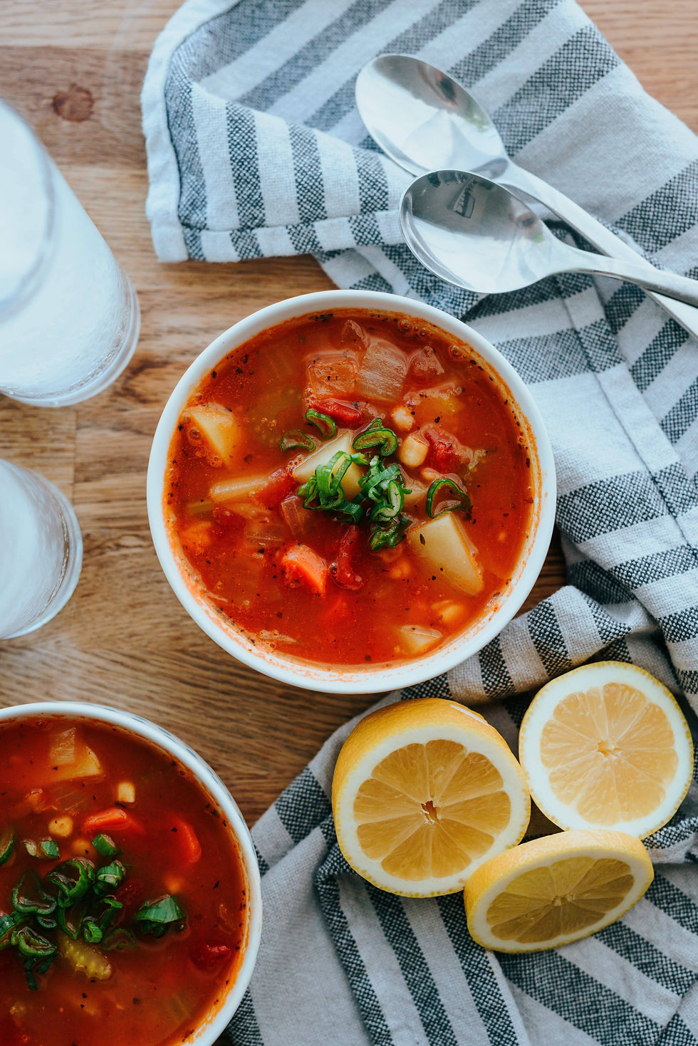 minestrone-soup--in-deep-white-bowl-with-towel