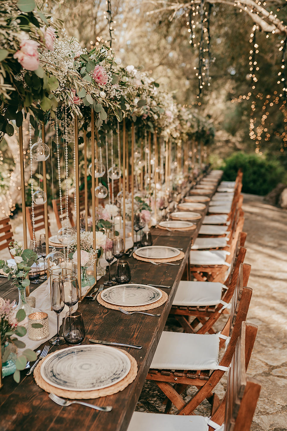 dinnersetting with lush green and roses