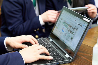 高校生が作るギフト製作中イメージ