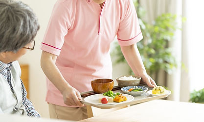 介護福祉士が配膳をしている
