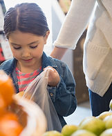 Petite fille dans un magasin d'épicerie