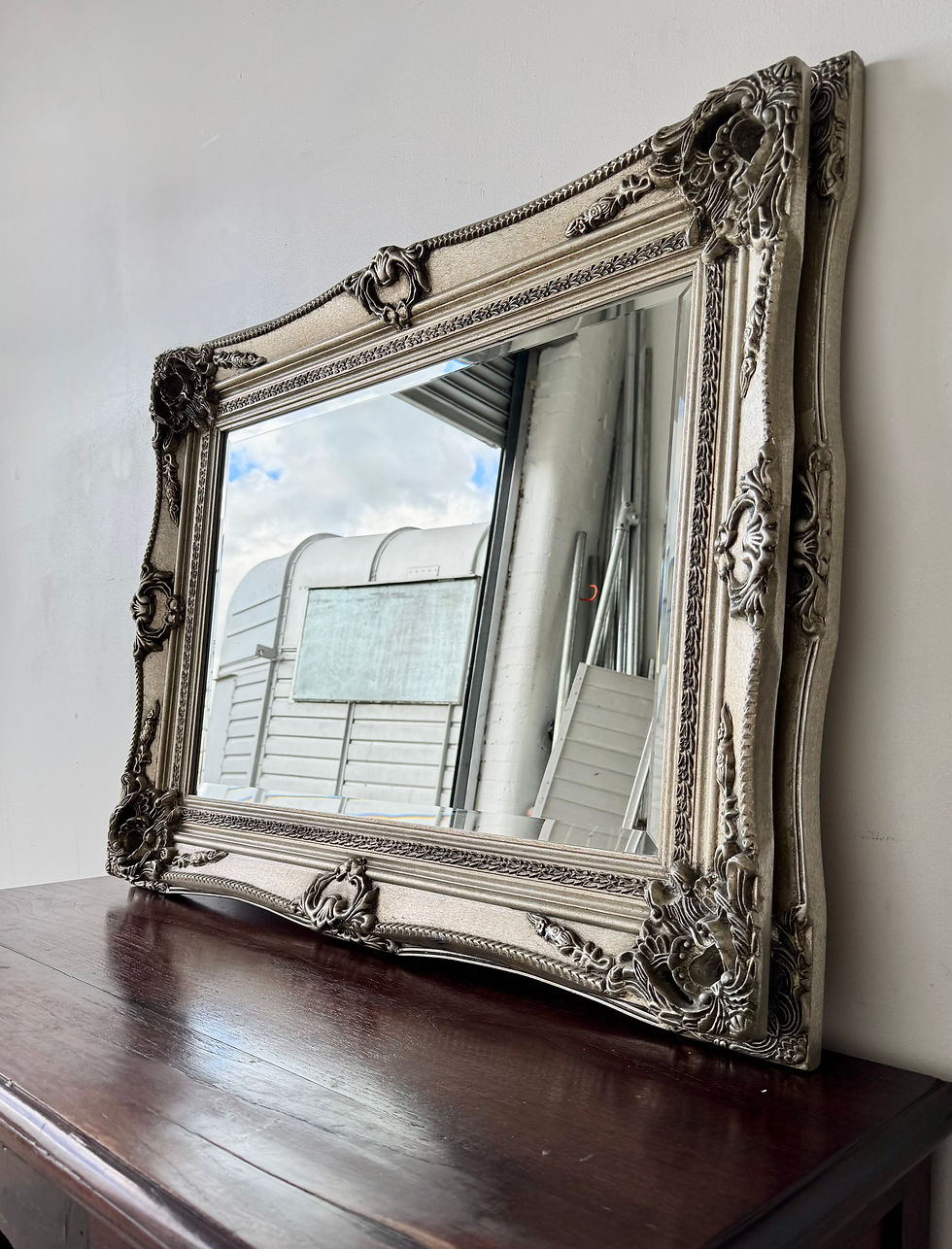 Miniatura: Antique Style Mirror with Silver Frame and Beveled Edge