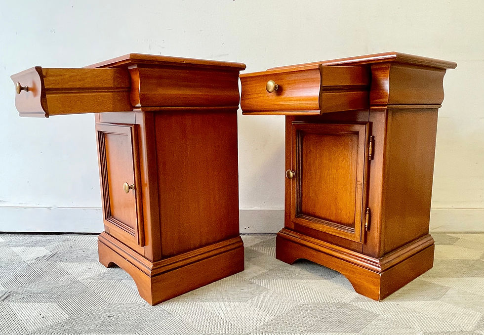 Miniatura: Pair of Italian Bedside Tables by Selva side