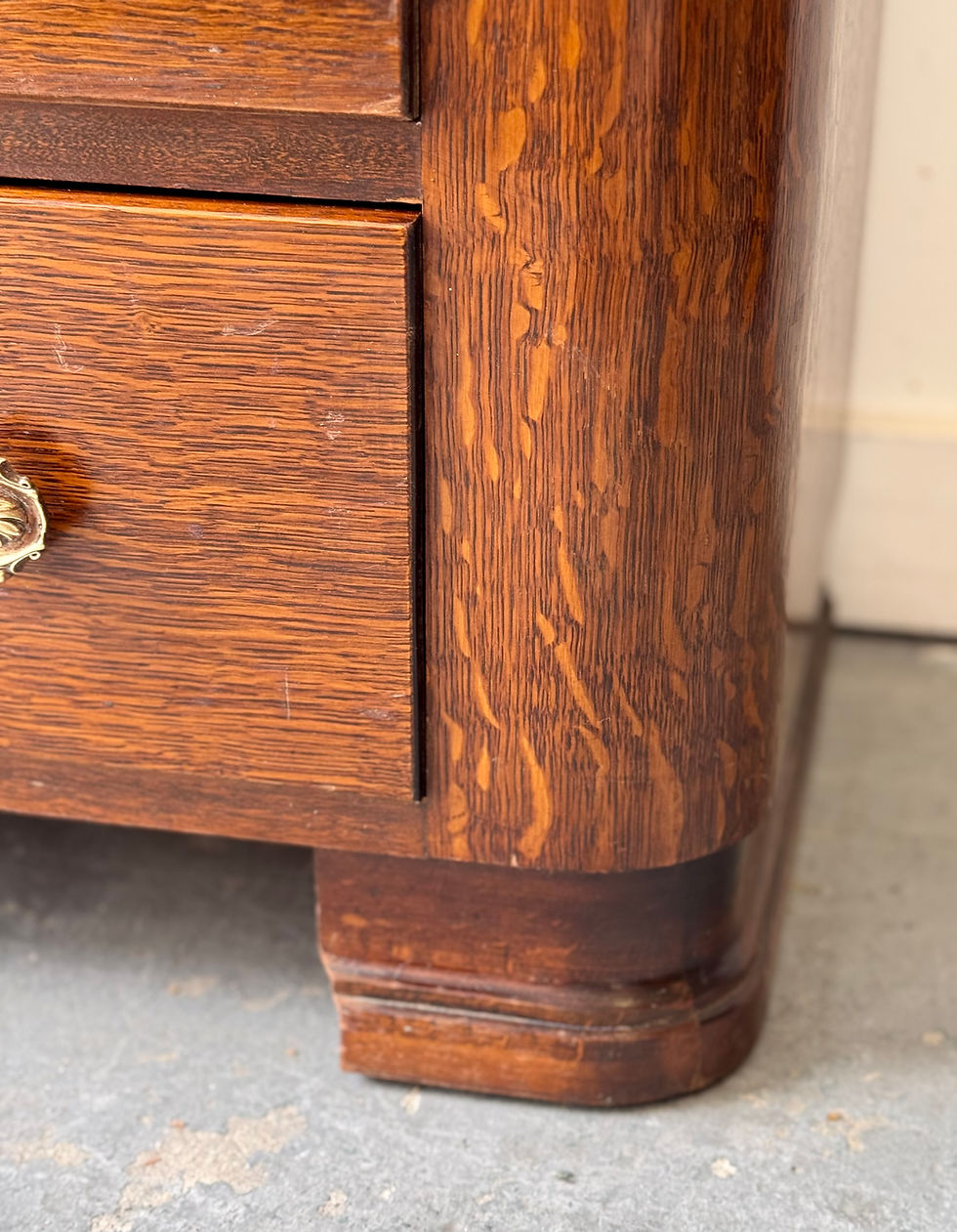 Miniatura: Art Deco Chest of Drawers feet