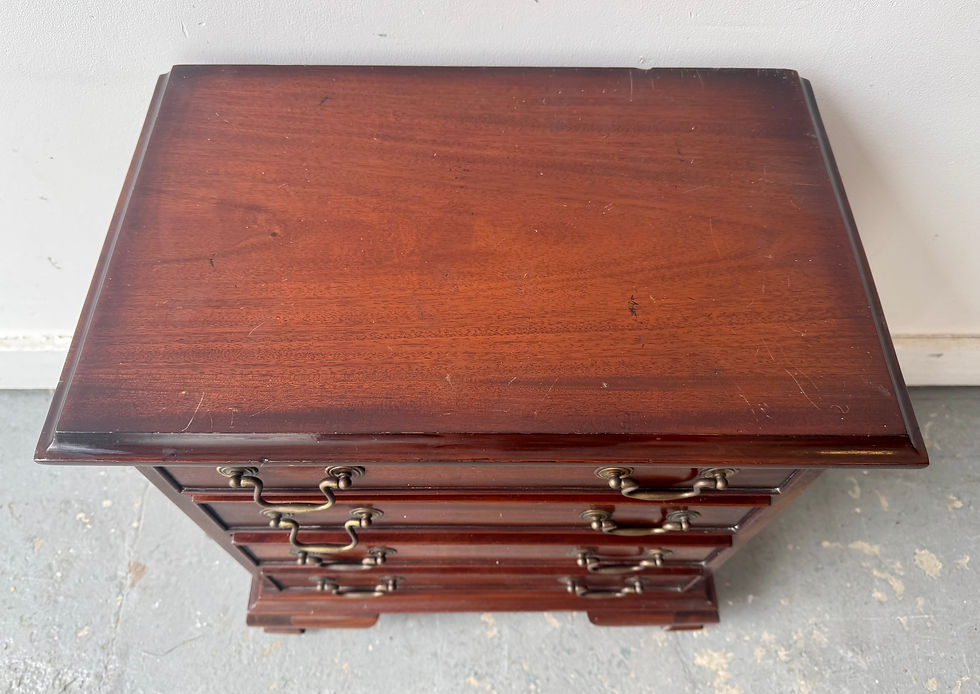 Miniatura: Small Vintage Chest of Drawers top view